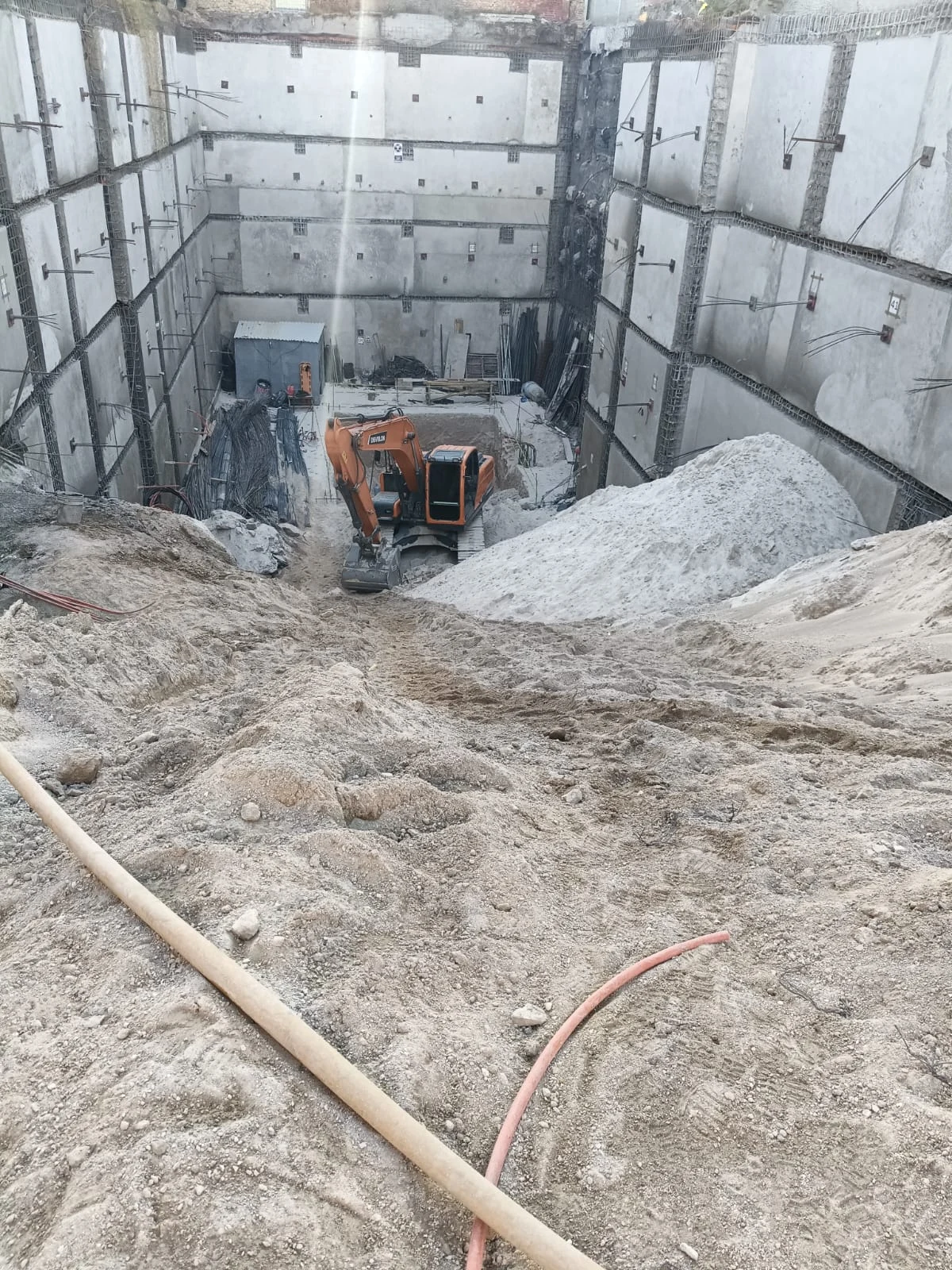 Excavación profunda en un sitio delimitado por muros