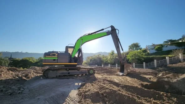 Excavadora sobre orugas en un terreno abierto