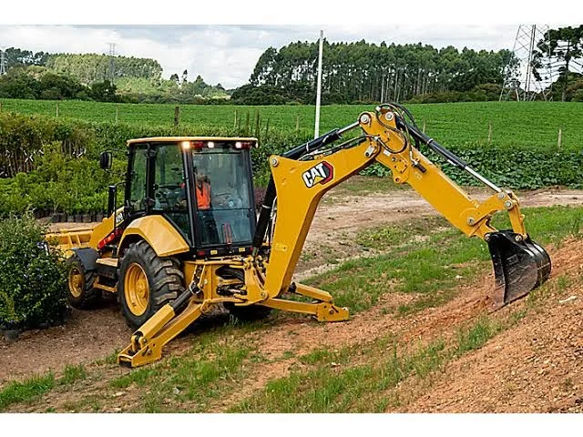 Retroexcavadora en campo
